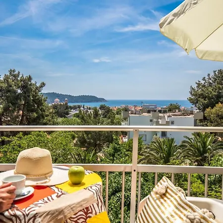 Aurora Aparthotel 3*